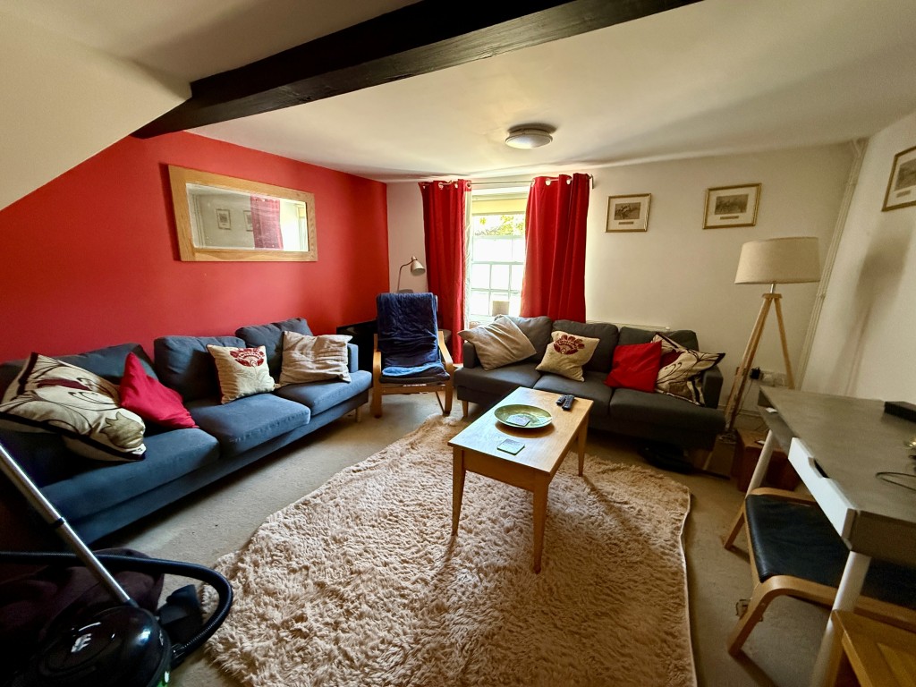 Lot: 88 - PERIOD FREEHOLD DOUBLE-FRONTED SHOP AND FLAT IN POPULAR VILLAGE LOCATION - Flat living room